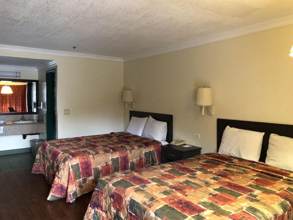 Travelers Inn photo 2