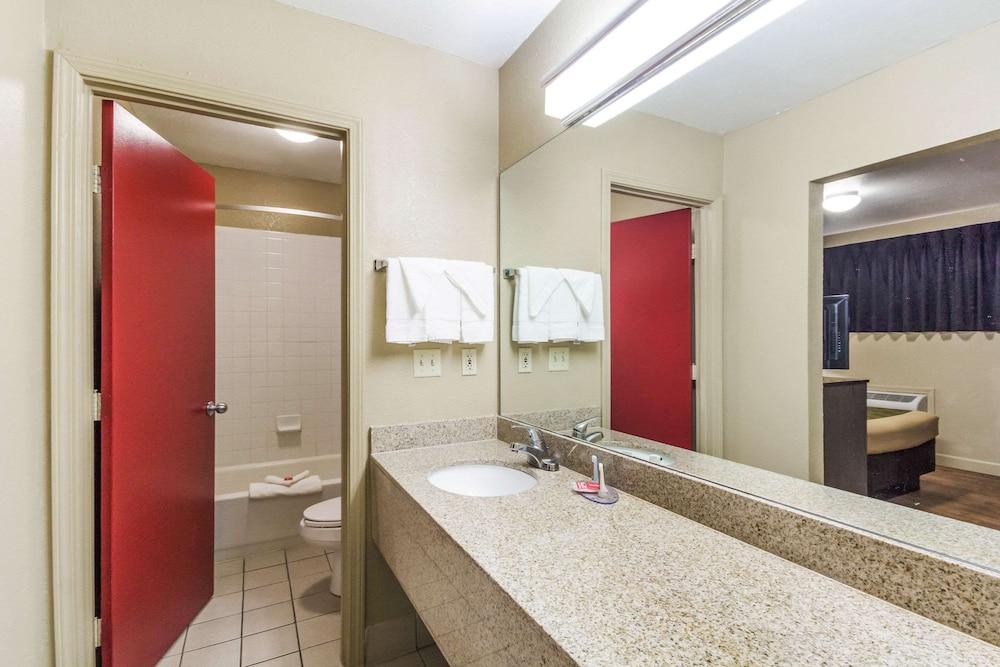 Econolodge Inn & Suites photo 35