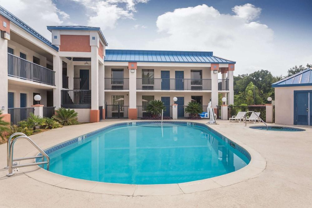 Days Inn by Wyndham Chiefland photo 8