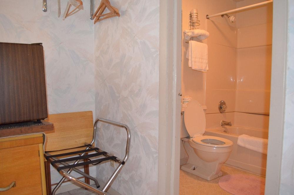 Chamber Lane Motel photo 59