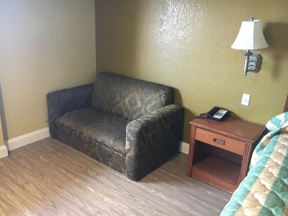 Bellflower Travel Inn photo 16