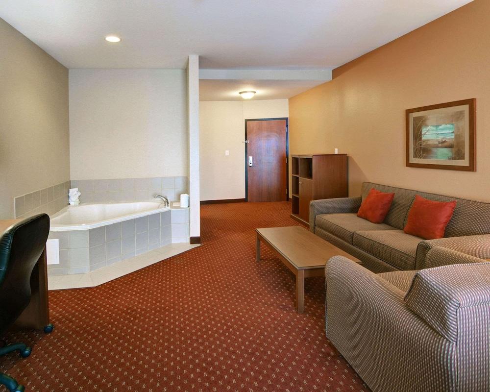 Quality Suites Near Cedar Creek Lake photo 4