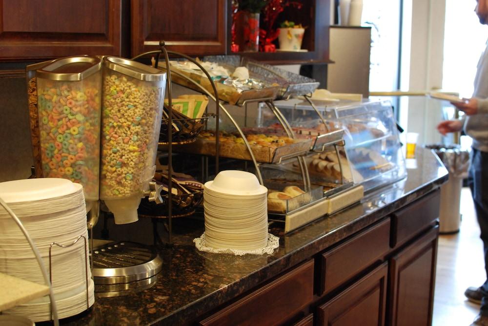 Express Suites Riverport Inn & Suites photo 11