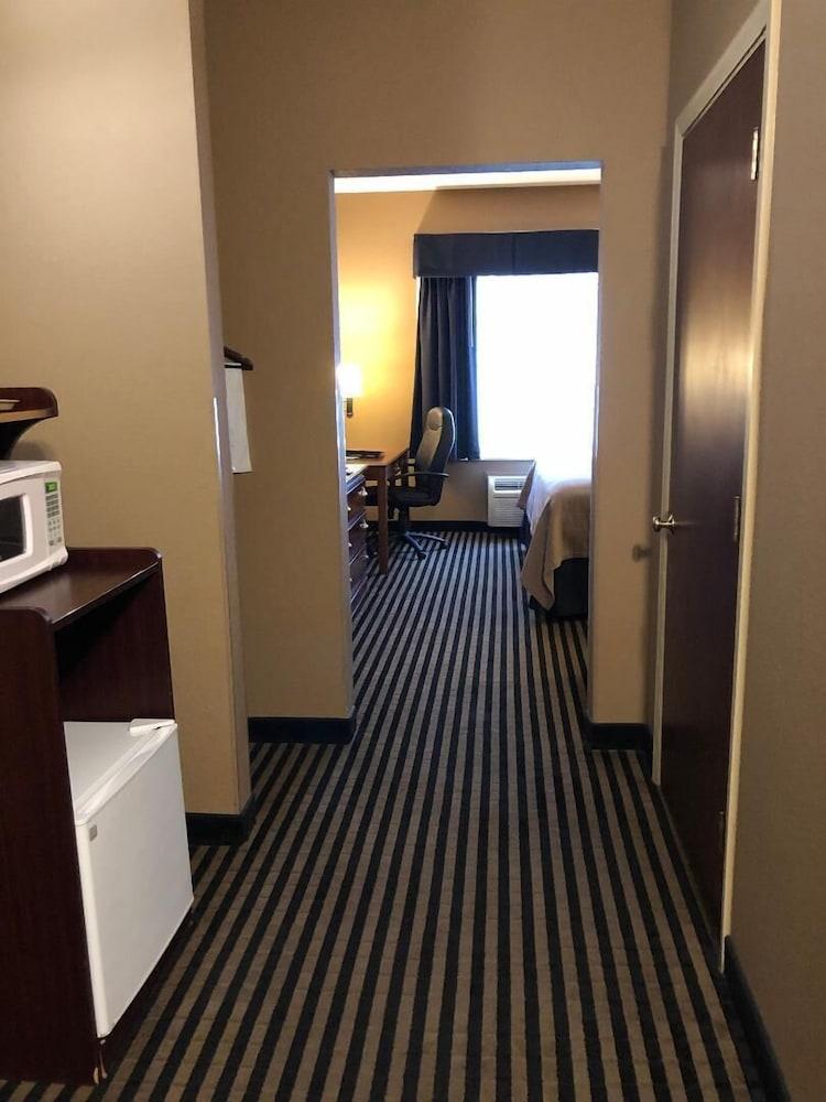 Mountain Inn & Suites photo 2