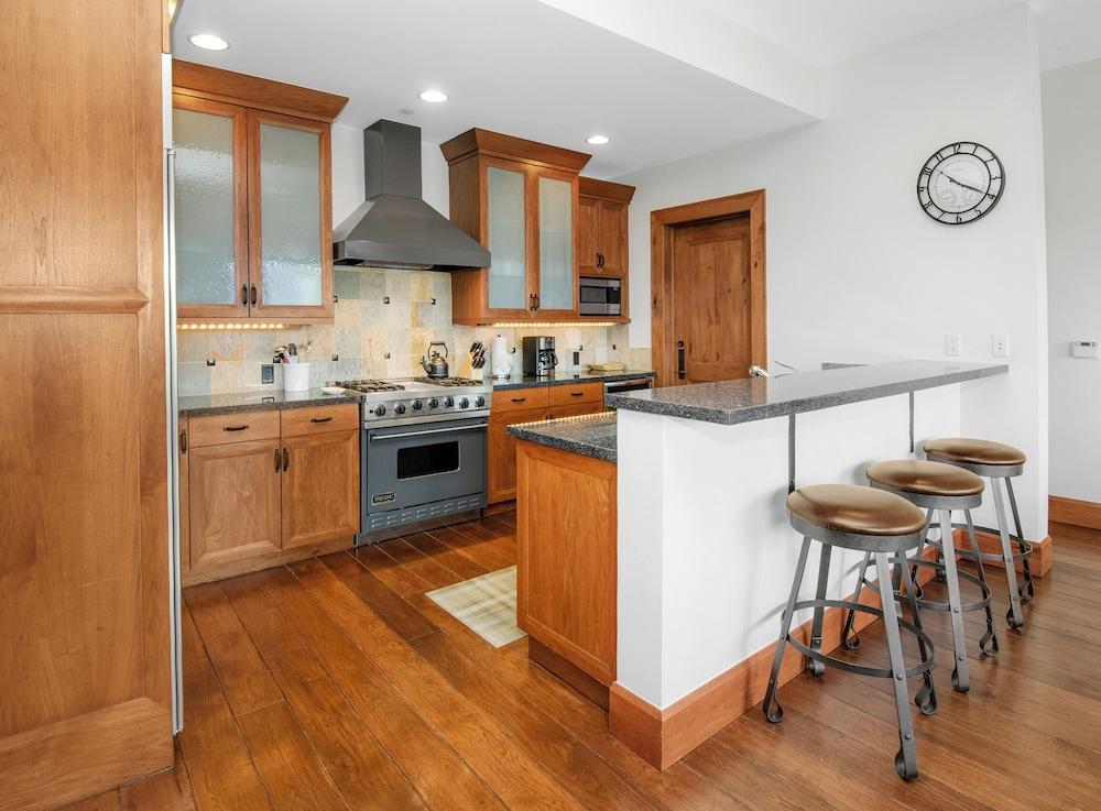 Hummingbird by Elevation Accommodations photo 35