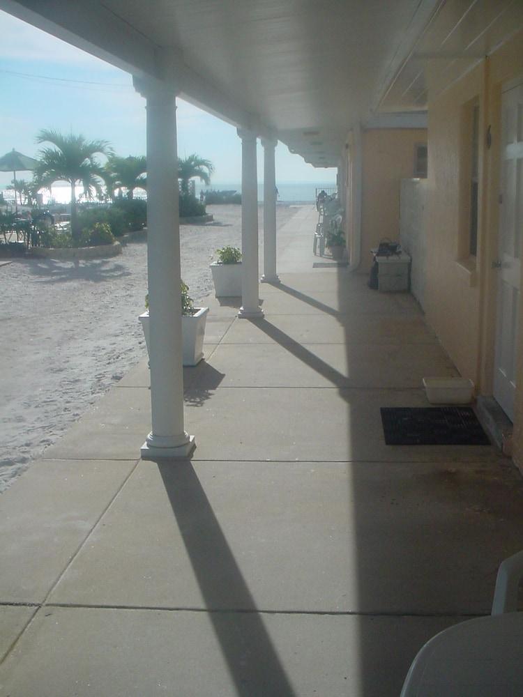 Tropical Breeze Beach Club photo 1