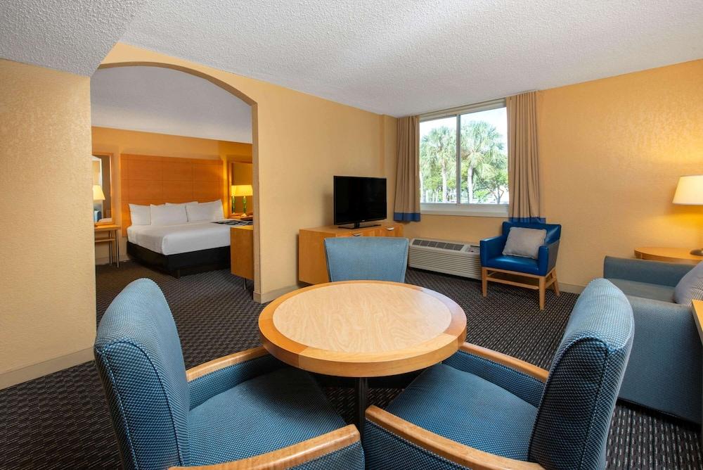 La Quinta Inn & Suites by Wyndham Deerfield Beach I-95 photo 27