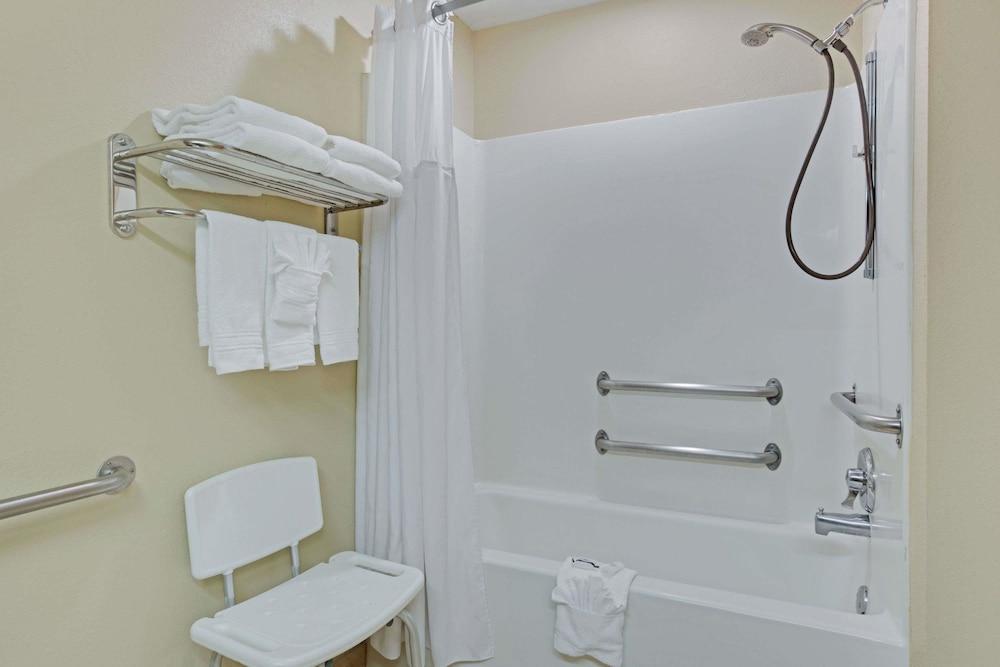 Microtel Inn by Wyndham Charlotte/University Place photo 8