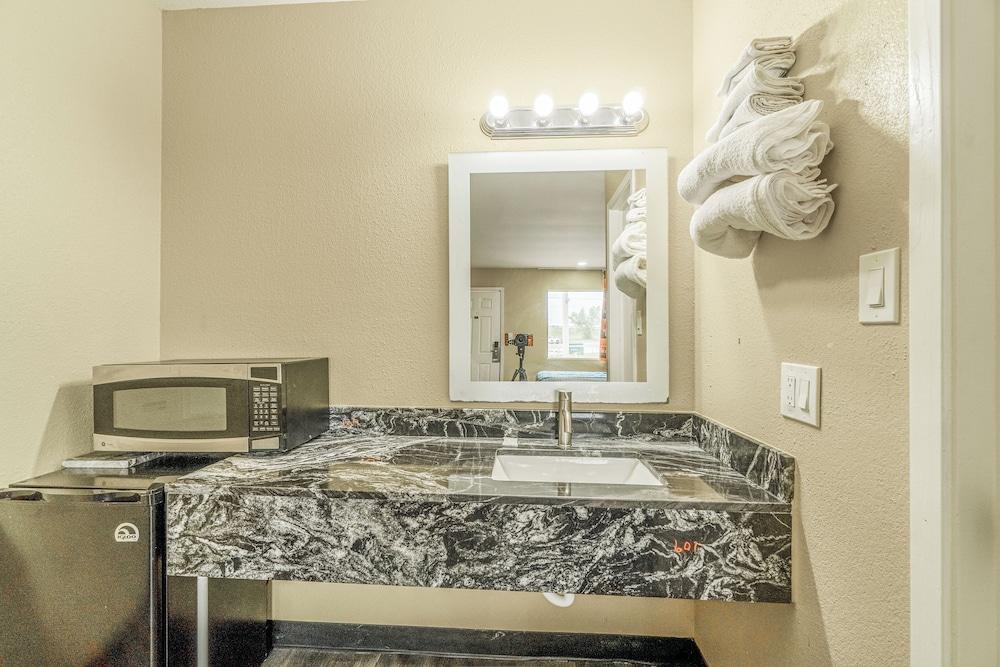 Regency Inn By OYO Rockdale TX photo 32