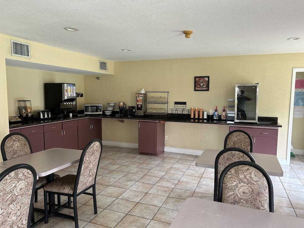Rodeway Inn & Suites Highway 290 Northwest photo 12