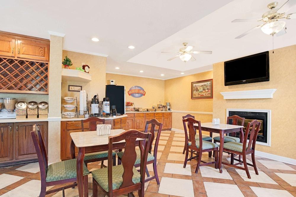 Baymont by Wyndham Pearl photo 10