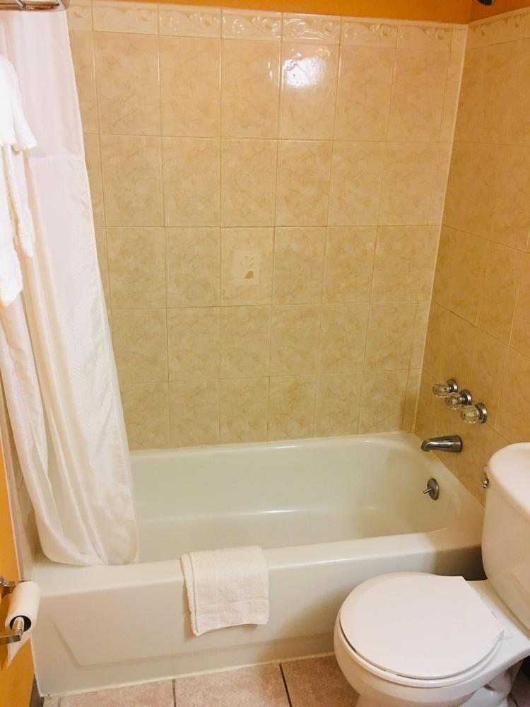 Travelodge by Wyndham Bay Shore Long Island photo 21
