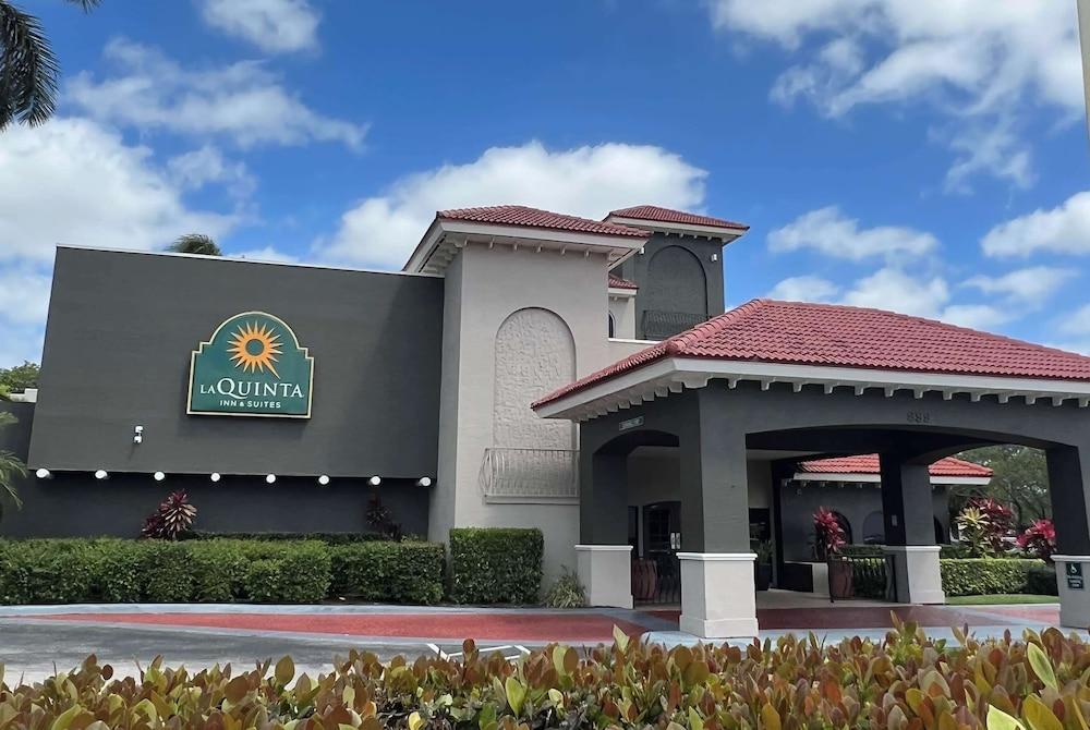 La Quinta Inn & Suites by Wyndham Ft Lauderdale Cypress Cr photo 1