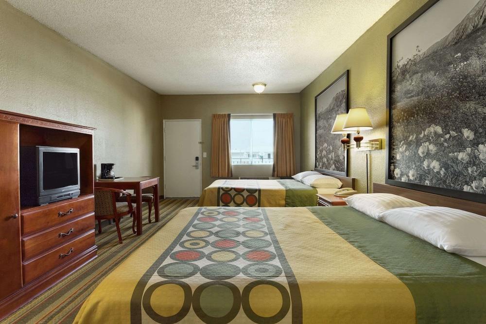 Super 8 by Wyndham Ridgecrest photo 36