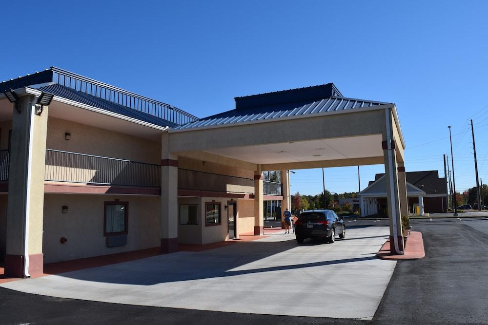 Royal Inn Douglasville photo 12