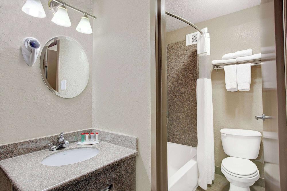 Ramada by Wyndham Houston Intercontinental Airport South photo 5