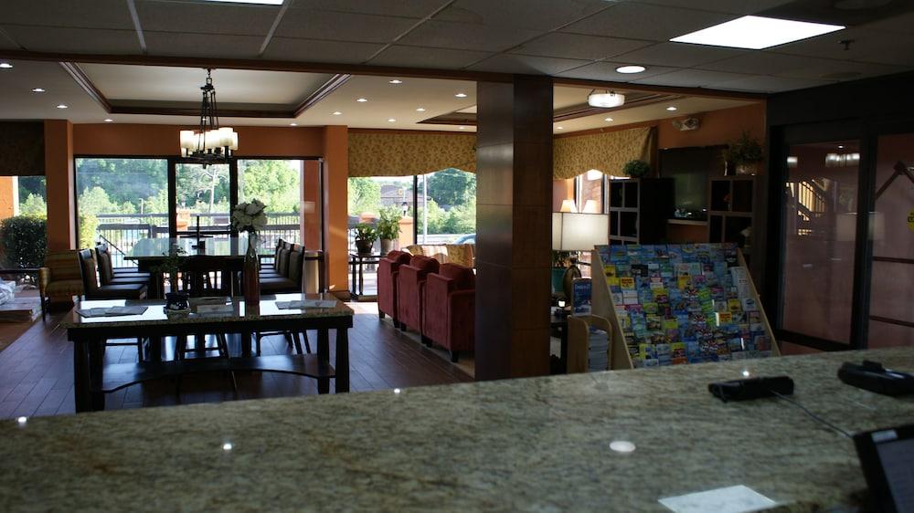 HomeTown Inn & Suites photo 2