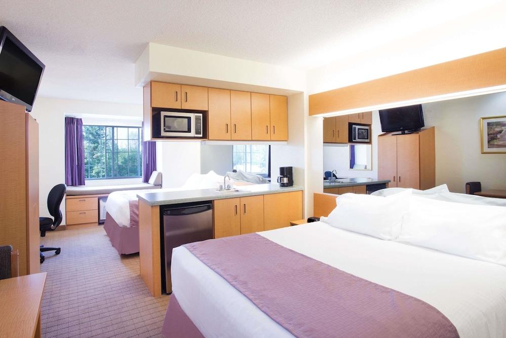 Microtel Inn & Suites by Wyndham Plattsburgh photo 5