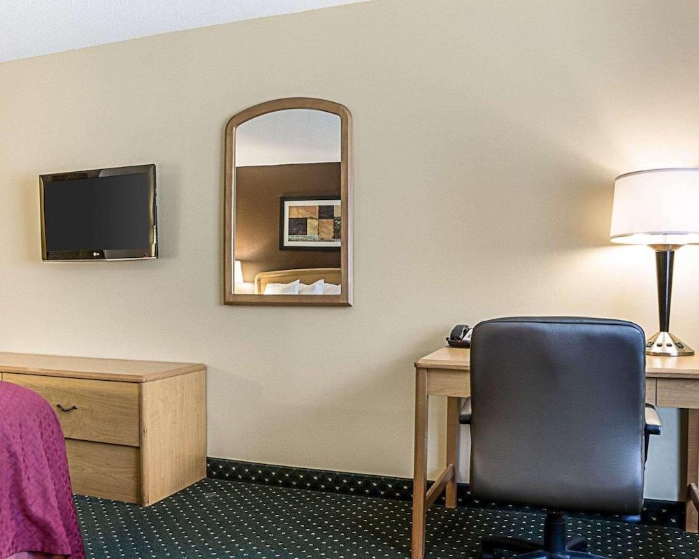 Travelodge by Wyndham Fargo West Acres photo 9