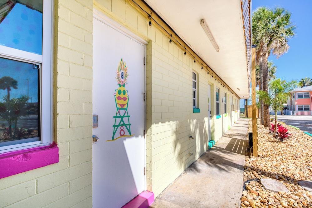Pineapple Shores Retro Inn photo 44