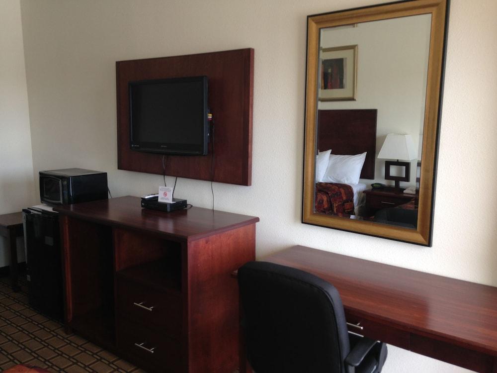 America Inn & Suites photo 12