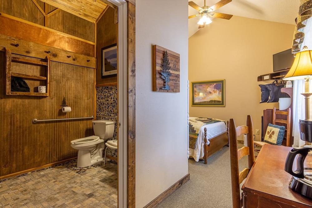 Hemlock Inn photo 40