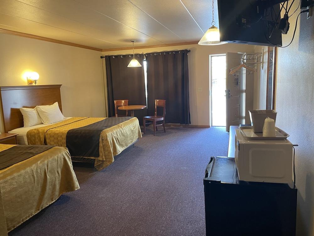 Amber's Inn & Suites photo 33