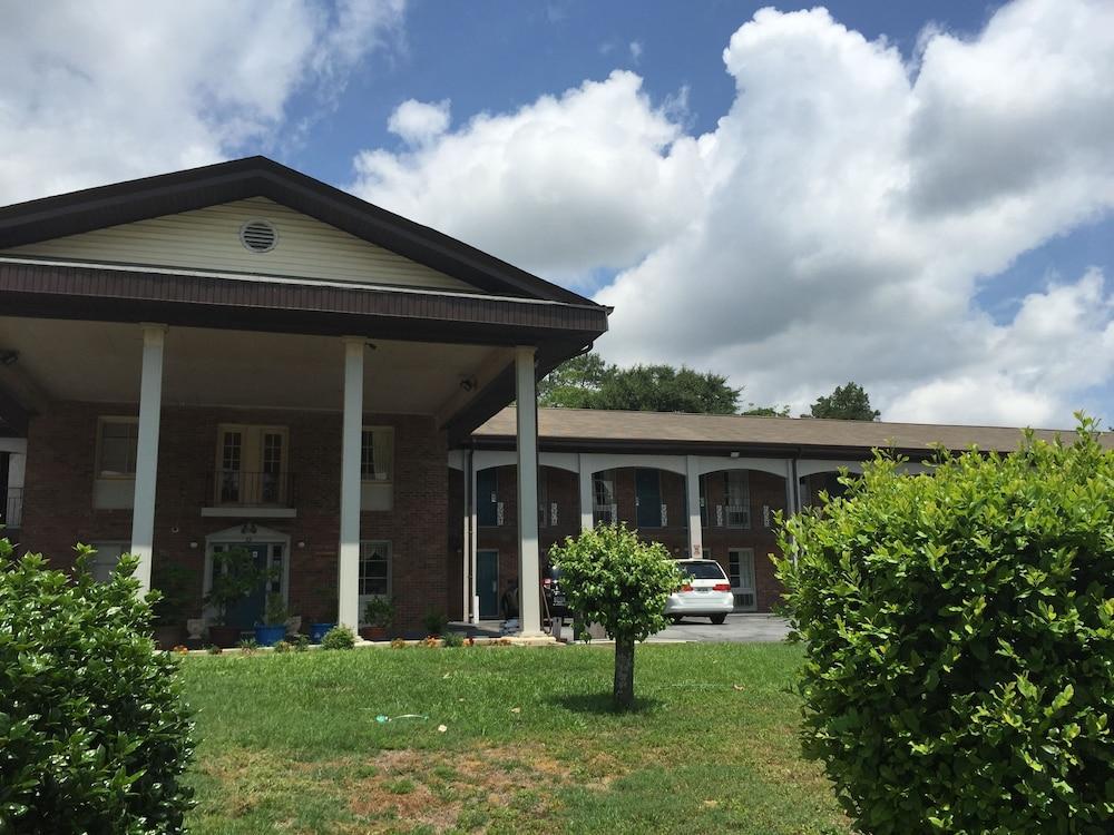 Scottish Inn & Suites photo 1