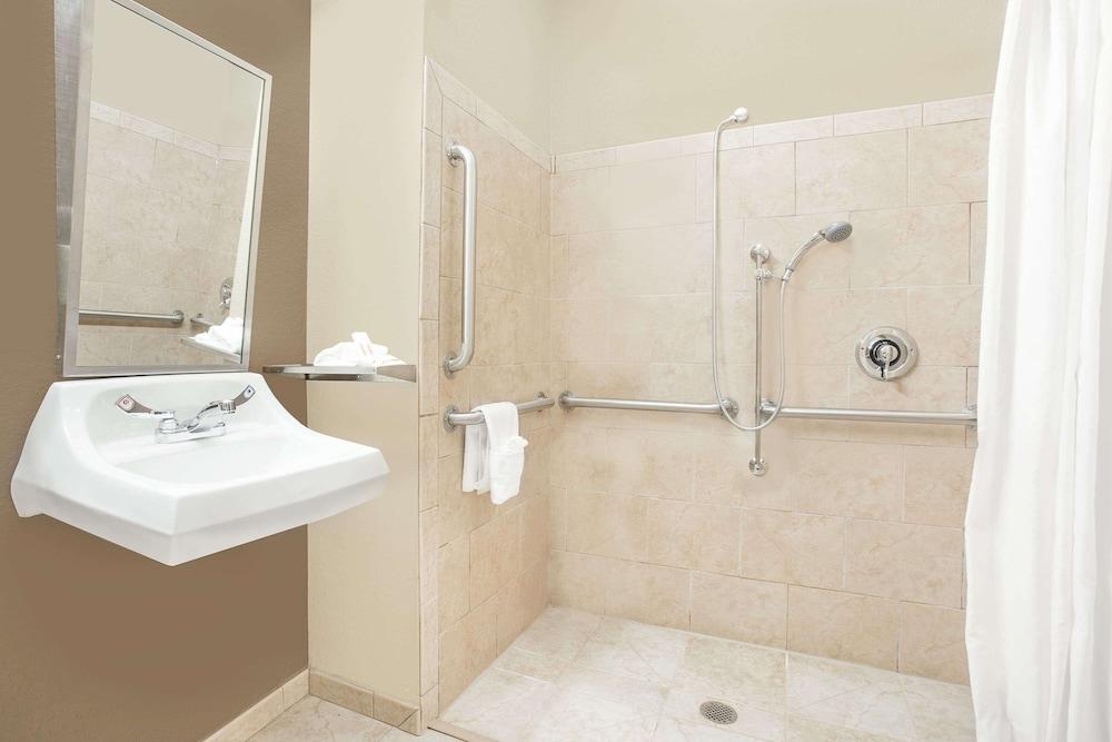 Microtel Inn & Suites by Wyndham Mansfield photo 30