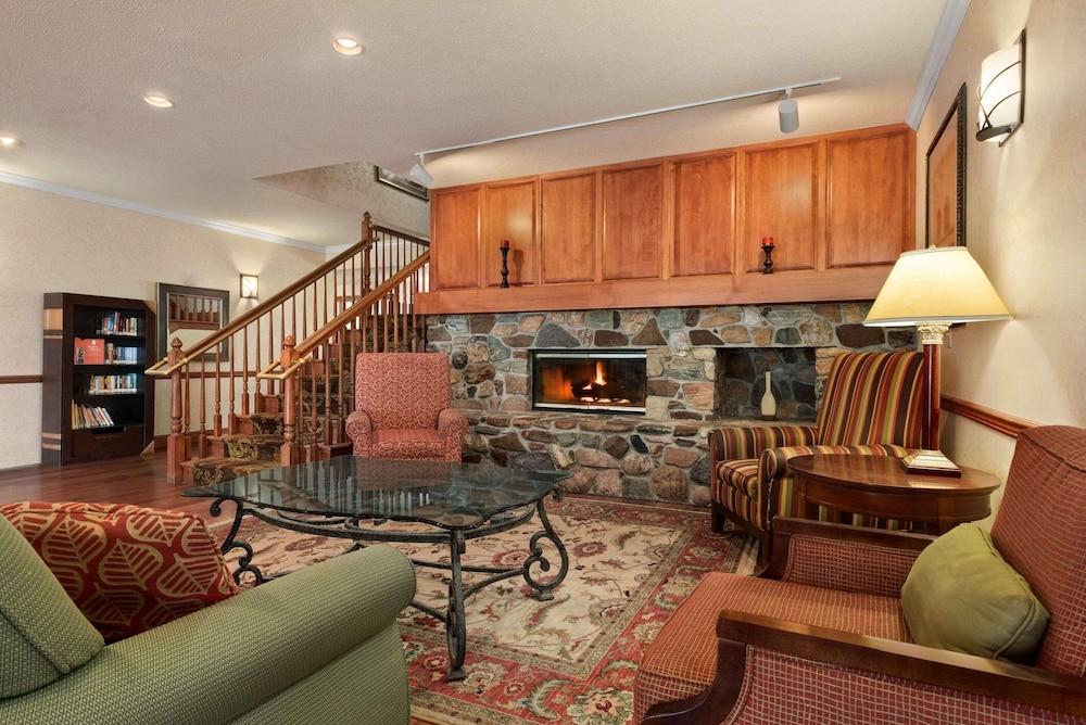 Country Inn & Suites by Radisson, Stevens Point, WI photo 2
