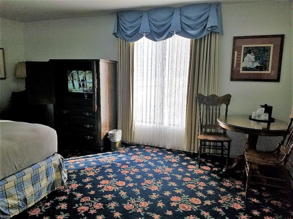 Hill House Inn photo 37