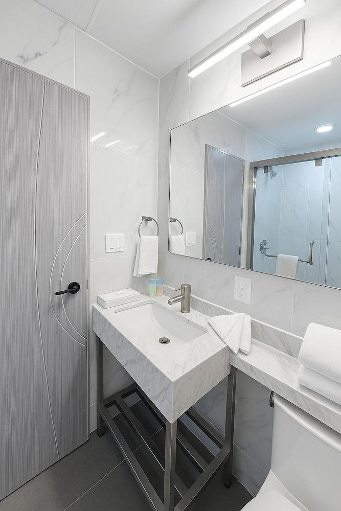 LIV Hotel Bronx - Newly Built photo 2