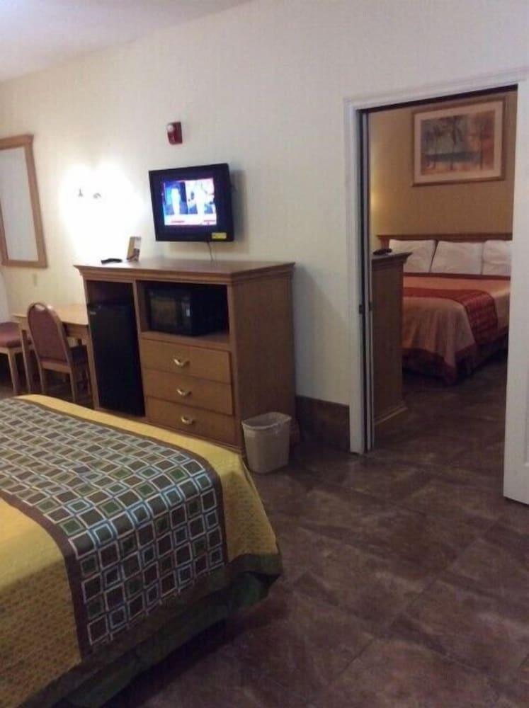Texas Inn Weslaco photo 70