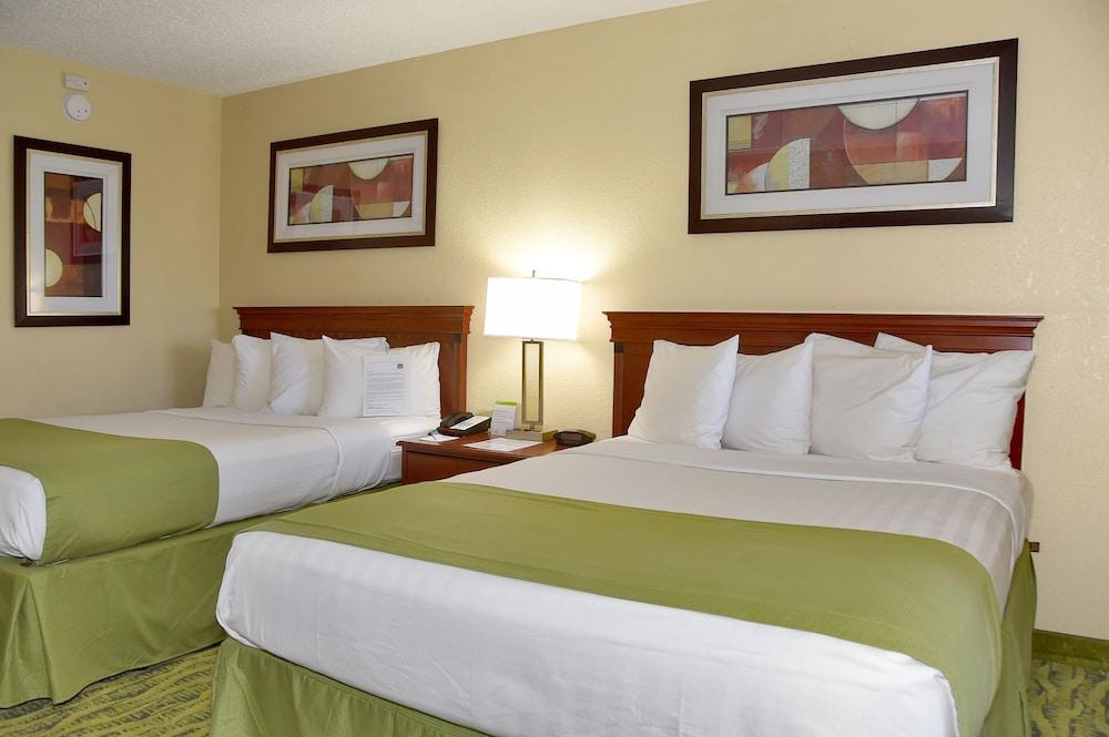 Baymont by Wyndham Orlando East photo 8