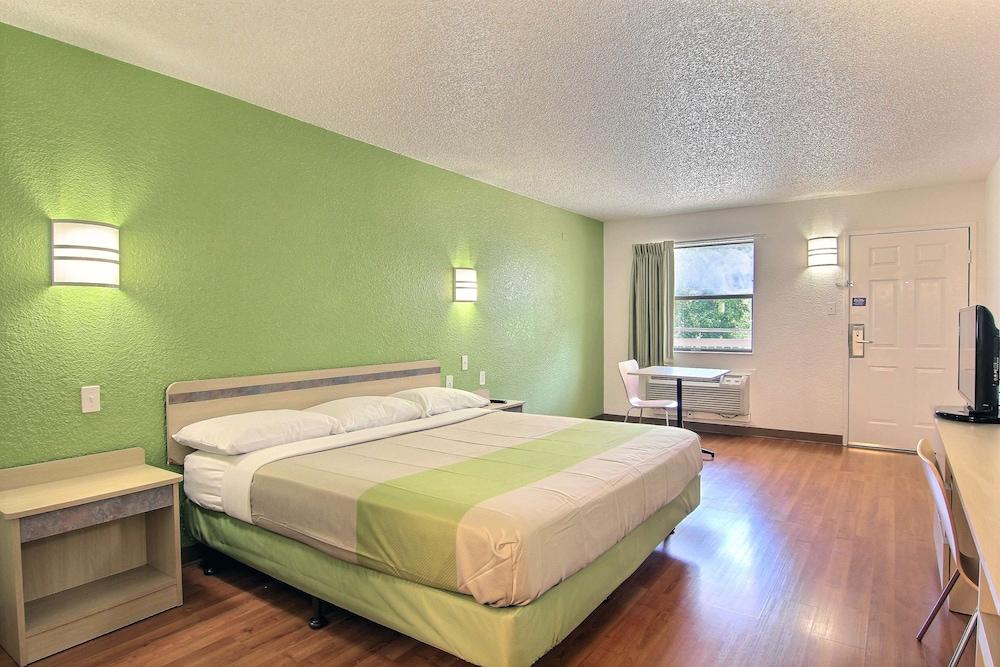 Motel 6 Austin, TX - Central Downtown UT photo 9