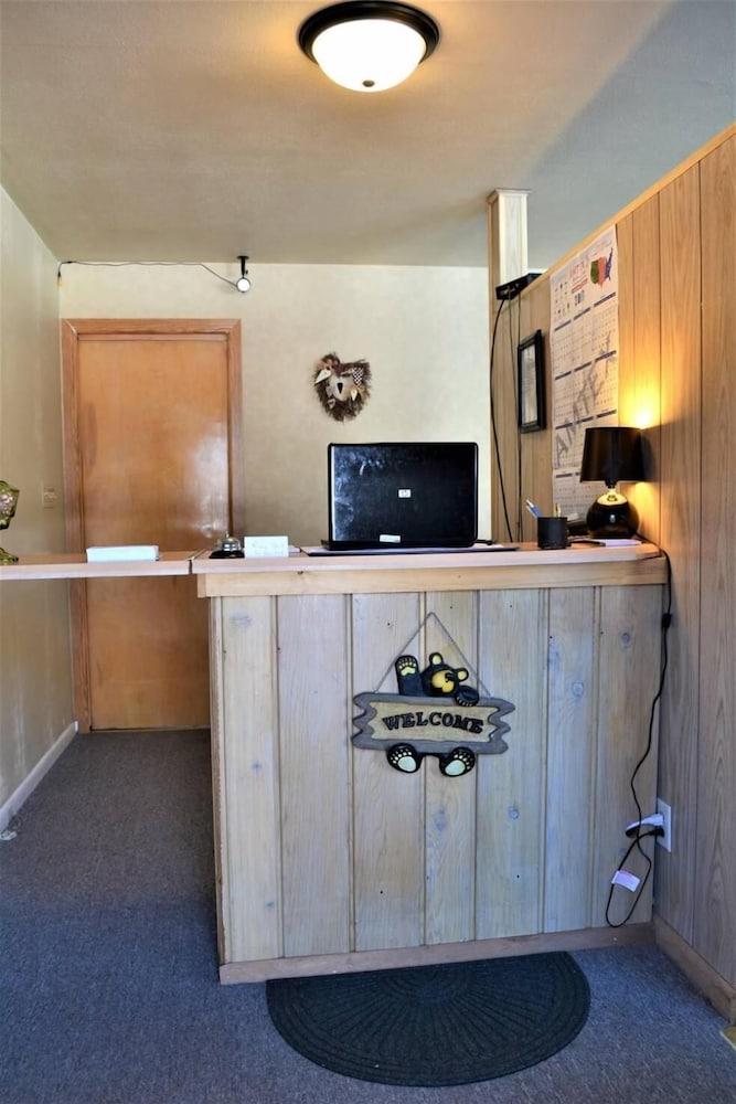 Royal Motel photo 2