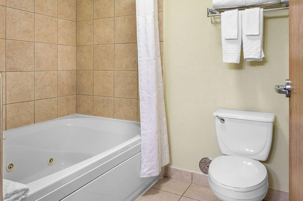 White Pines Inn & Suites photo 21
