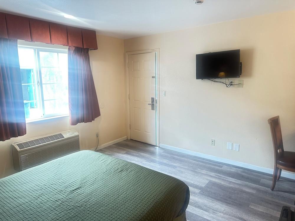 ROYAL INN photo 28