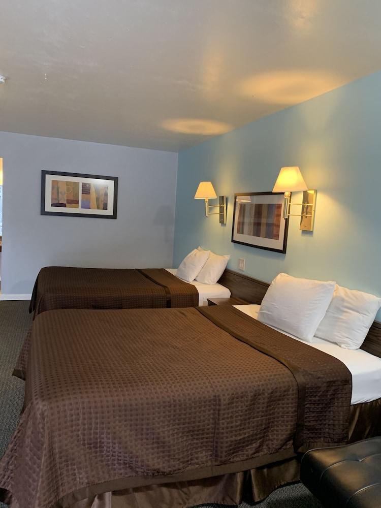 Country Manor Motel Watkins photo 18