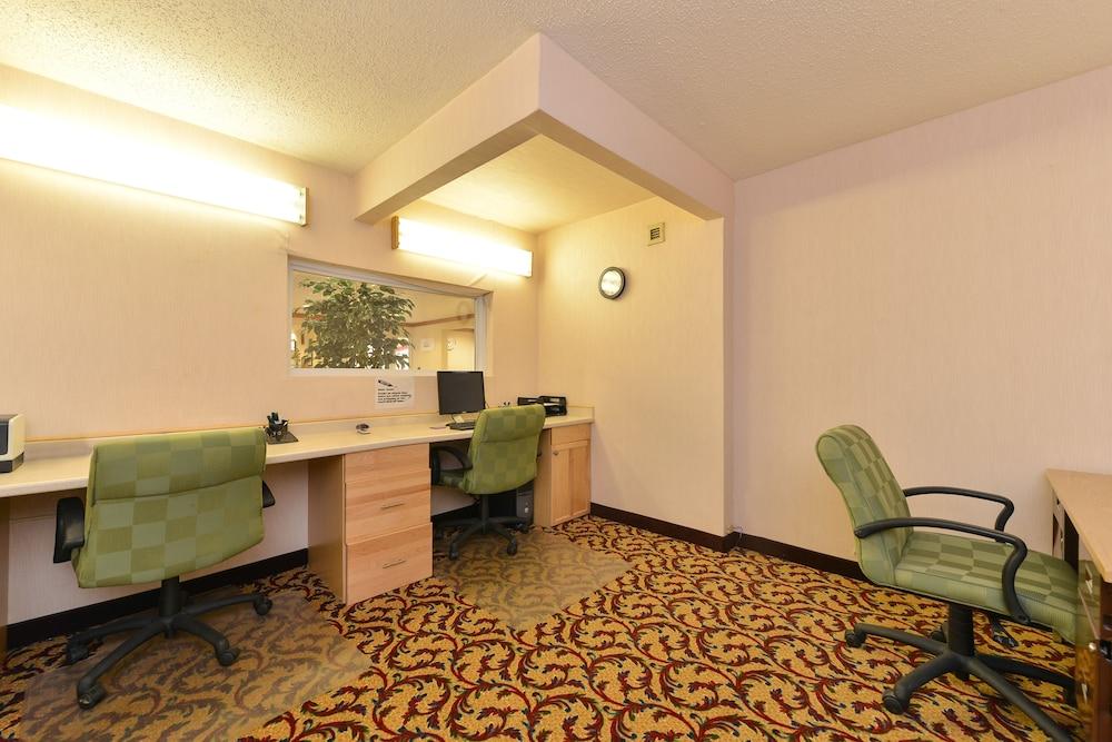 Super 8 by Wyndham New Cumberland photo 55