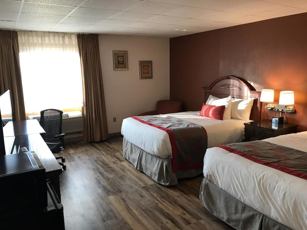 Ramada by Wyndham Albert Lea photo 13