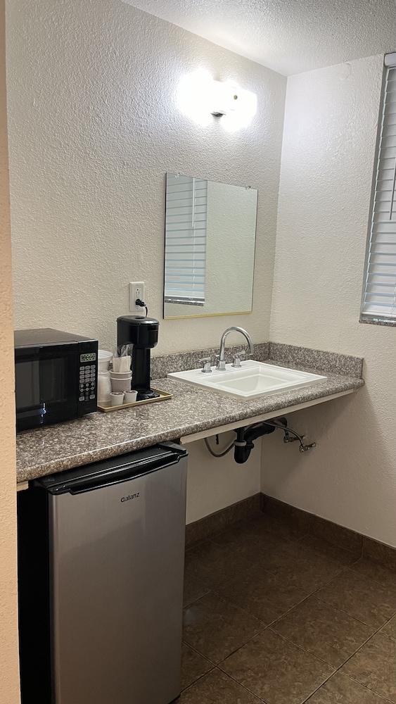 Economy Inn photo 20
