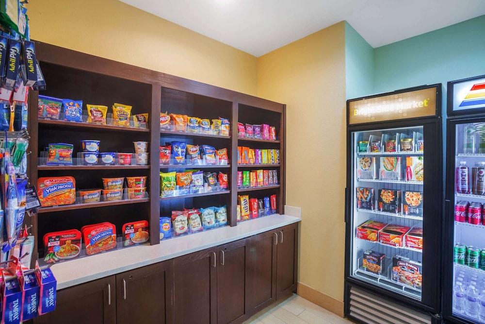 La Quinta Inn & Suites by Wyndham Beeville photo 24