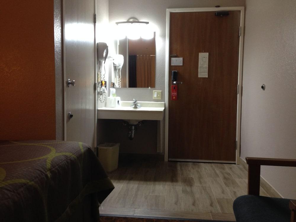 Super 8 by Wyndham Vacaville photo 3