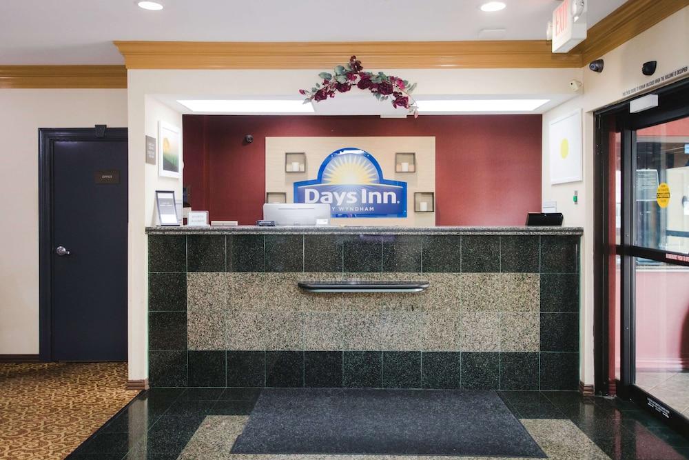 Days Inn by Wyndham Rosenberg photo 2