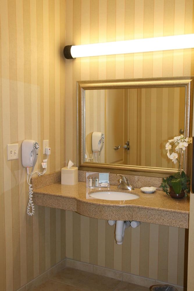 Hampton Inn & Suites Chicago/St. Charles photo 8