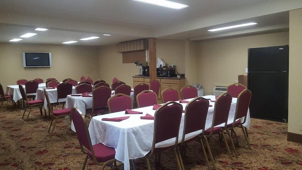 Sunday House Inn and Suites photo 20