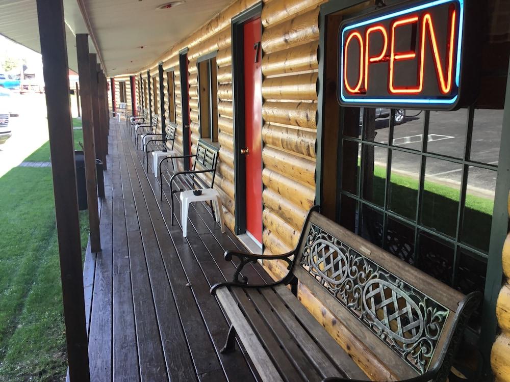 Pines Motel photo 3