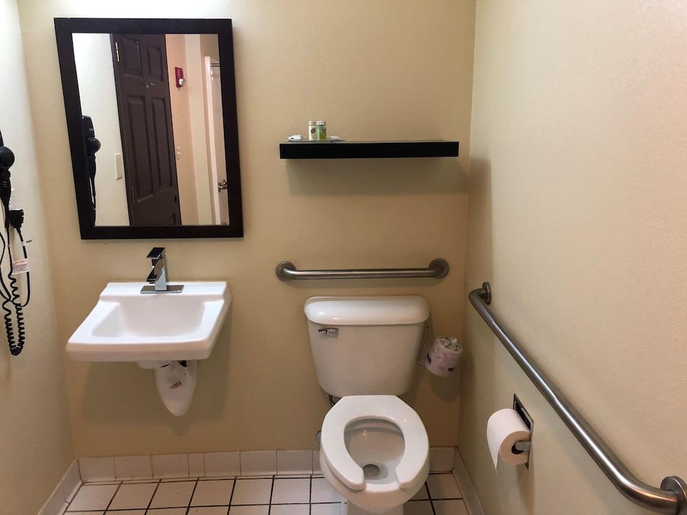 Boarders Inn & Suites by Cobblestone Hotels – Ashland City photo 23