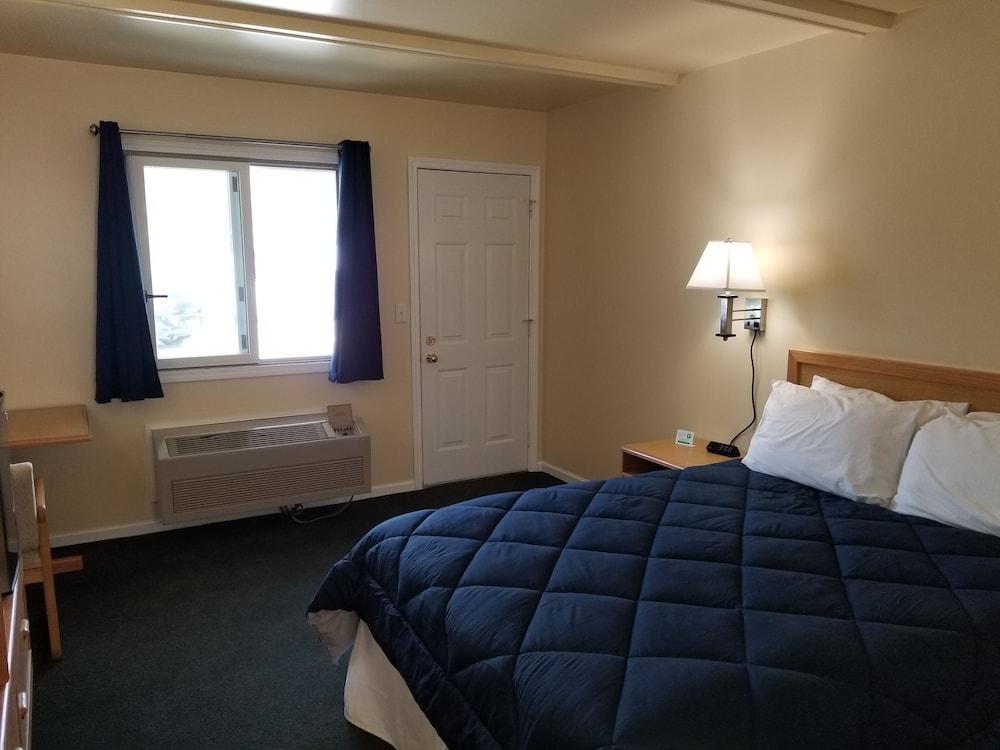 Captain's Quarters Motel photo 49